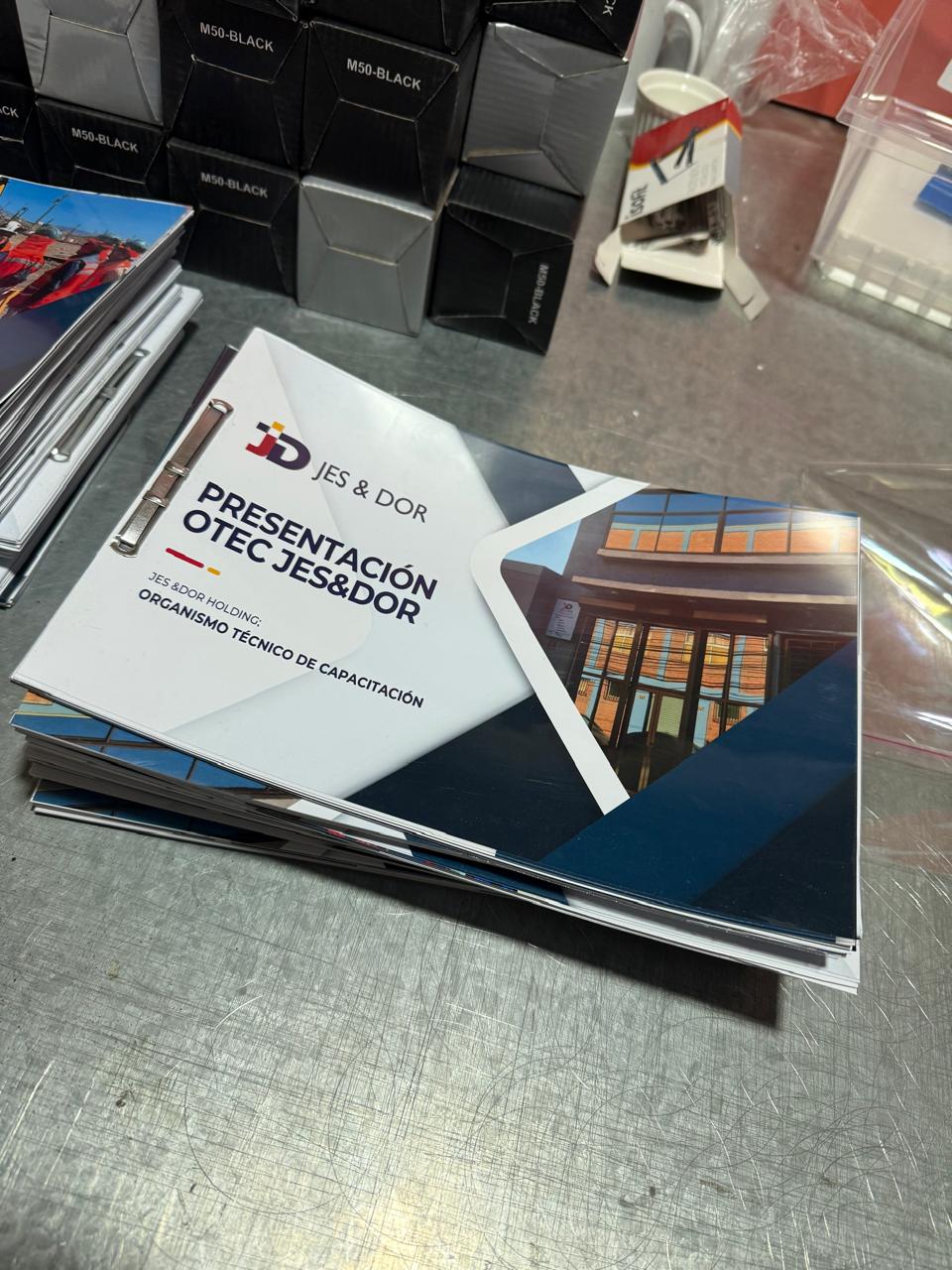 Libro de presentación corporativo con mica