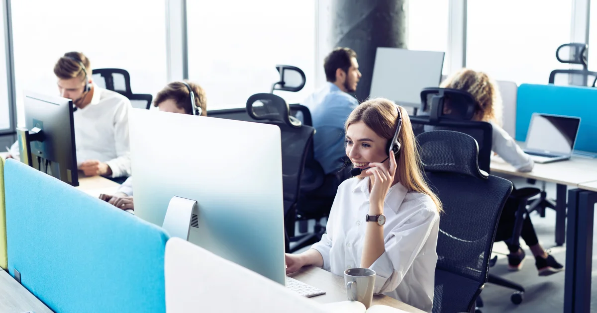 Foto che ritrae un ufficio con diversi collaboratori durante delle call telefoniche