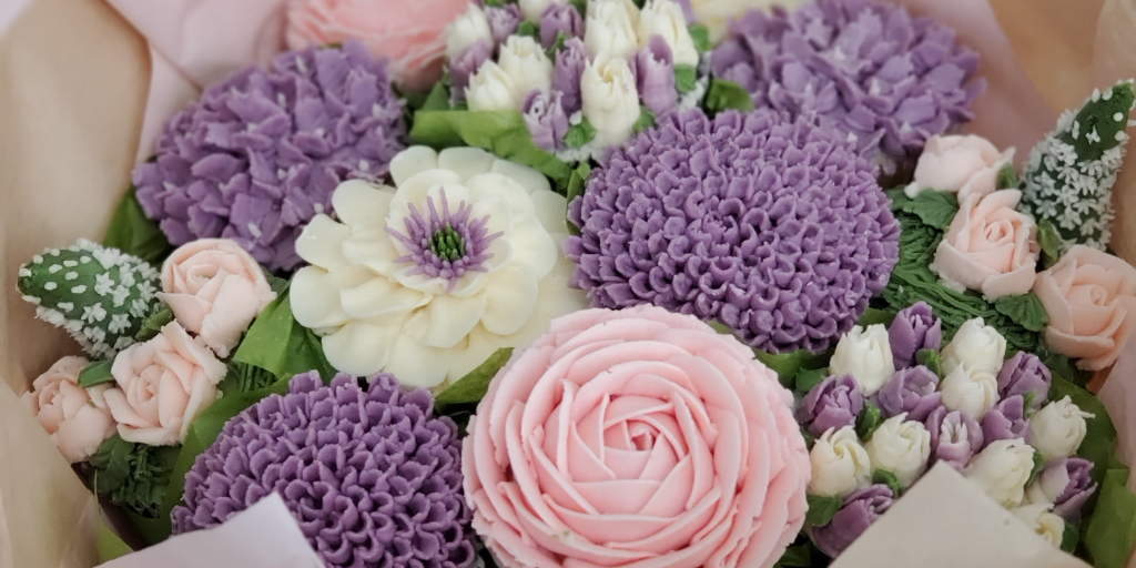 Cupcake Decorating Class - Learn how to pipe buttercream flowers