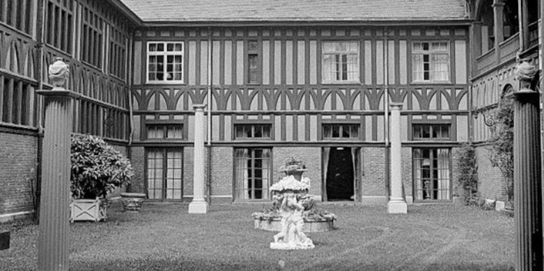 The Candlelight Walk with Ghosts Tour