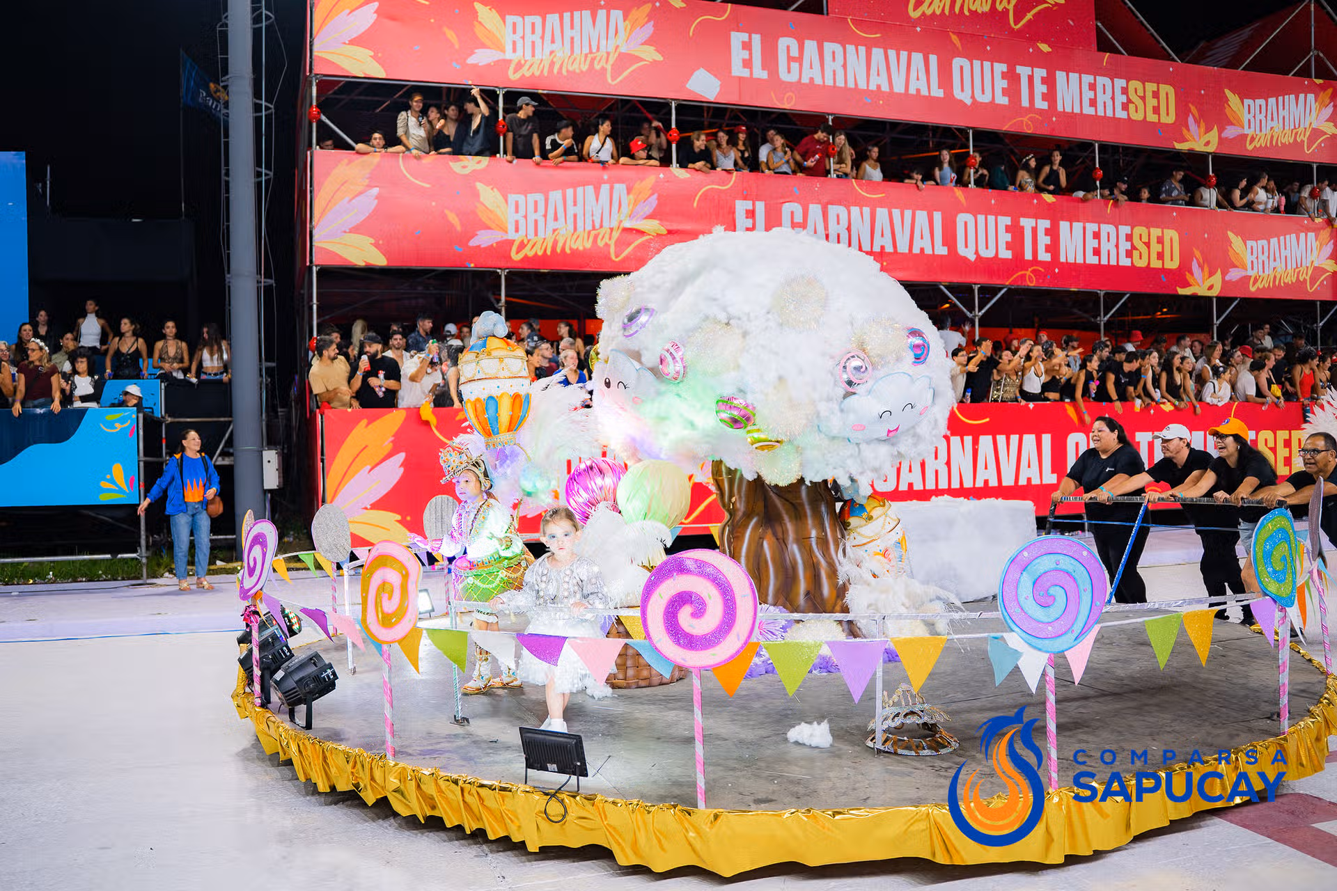 Galería de fotos de la Octava Noche de Corso 21-02-26