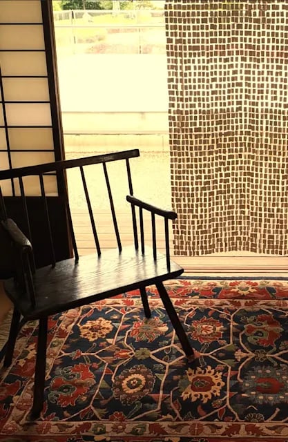 ―心地よい部屋のために― ハンギングオーナメント、木の椅子、ペルシャの絨毯の展覧会