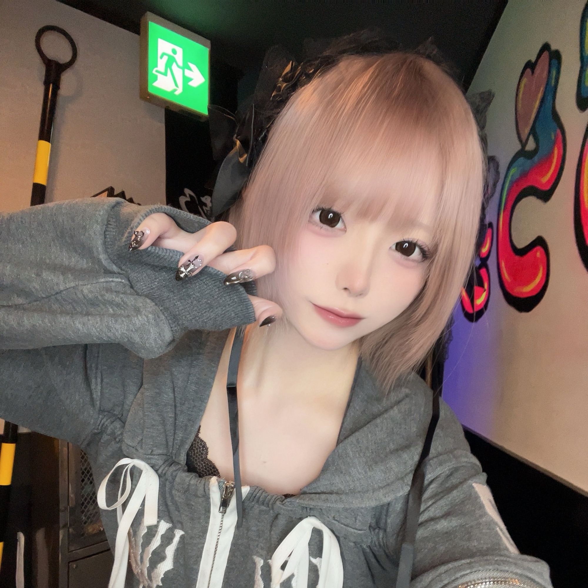 にに