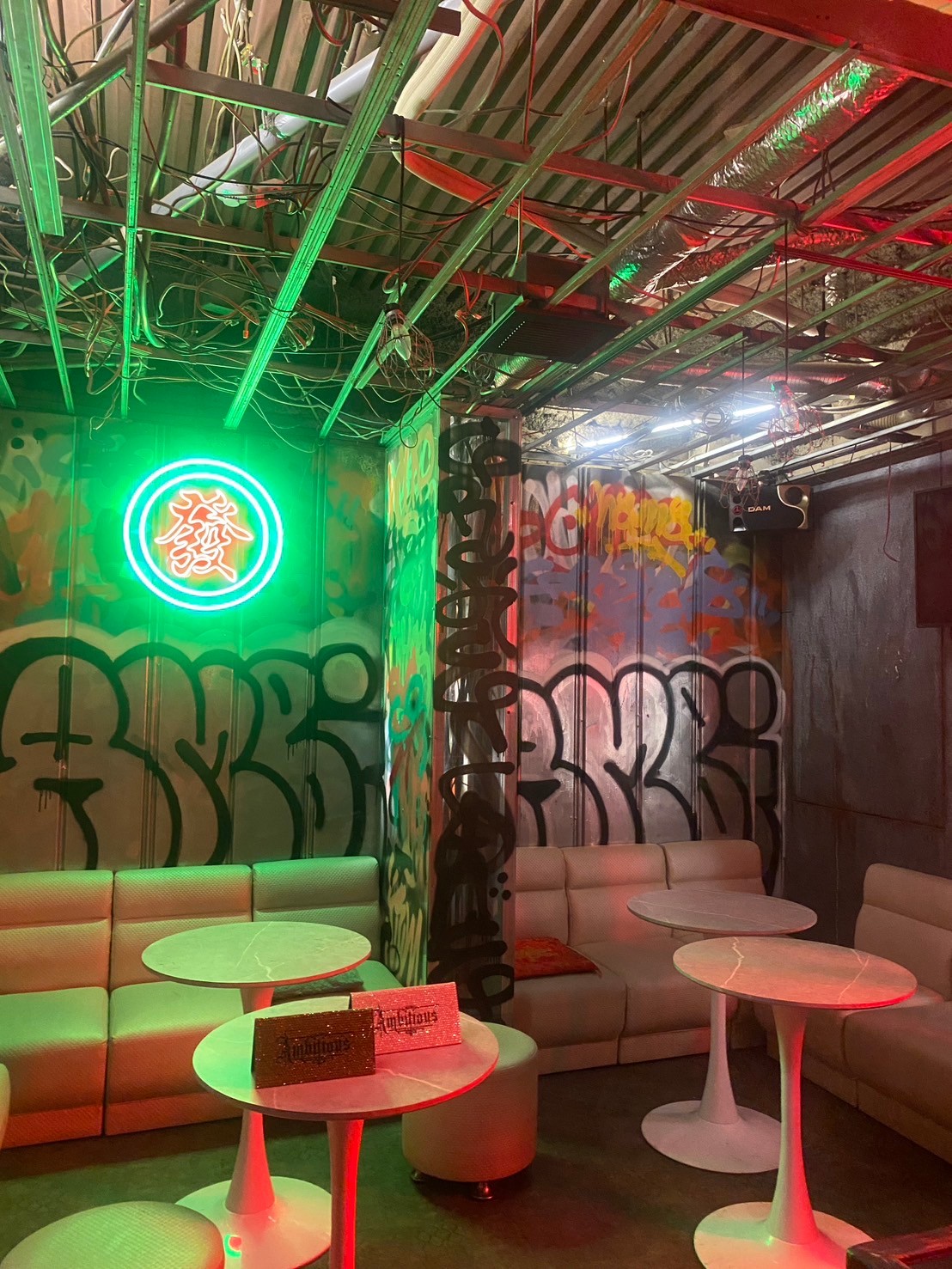 cafe&bar Ambitious 写真 1