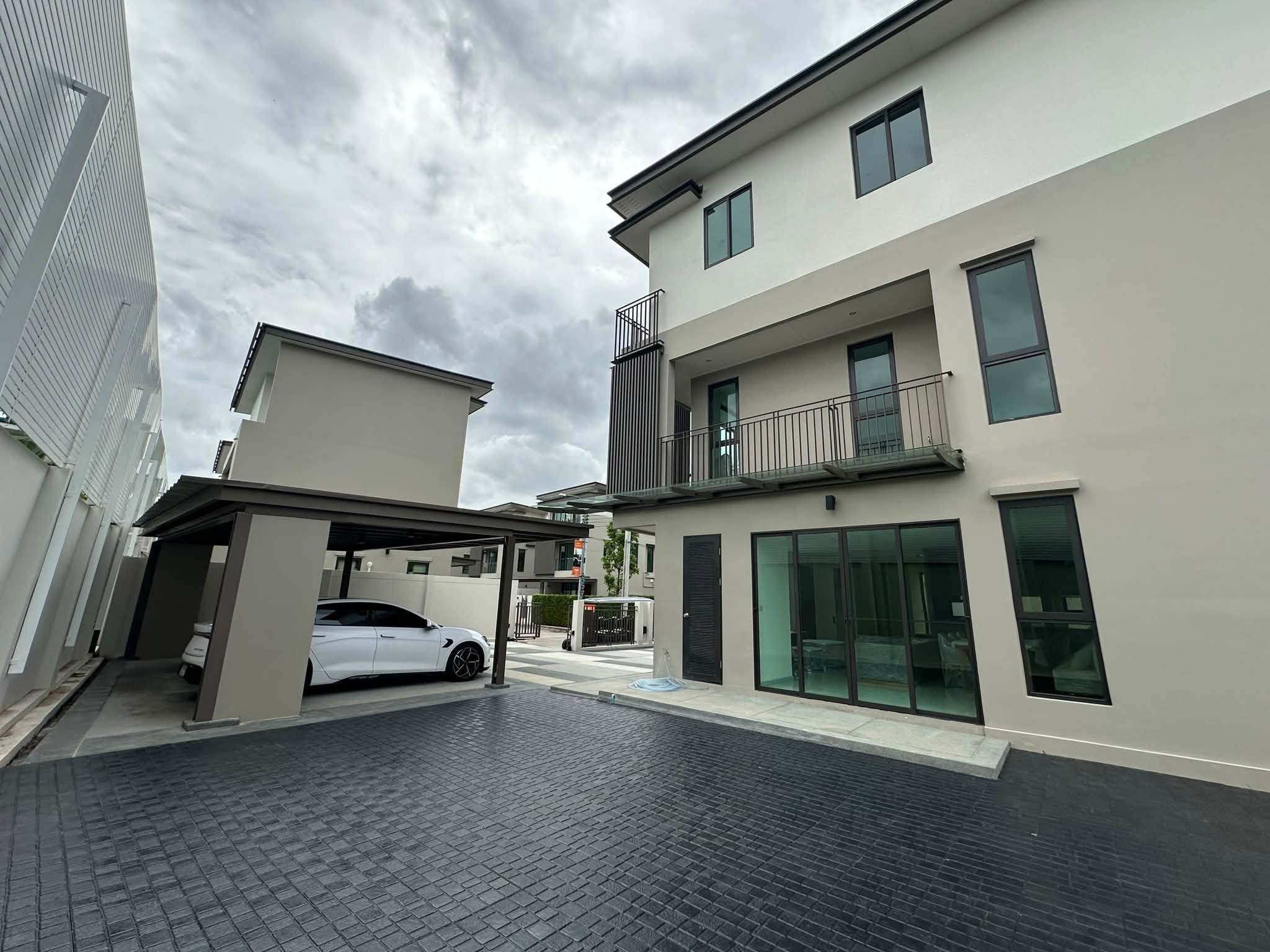 Owner-Sale Luxury 3-Storey House at AQ Arbor Suan Luang Rama 9-Pattanakarn
