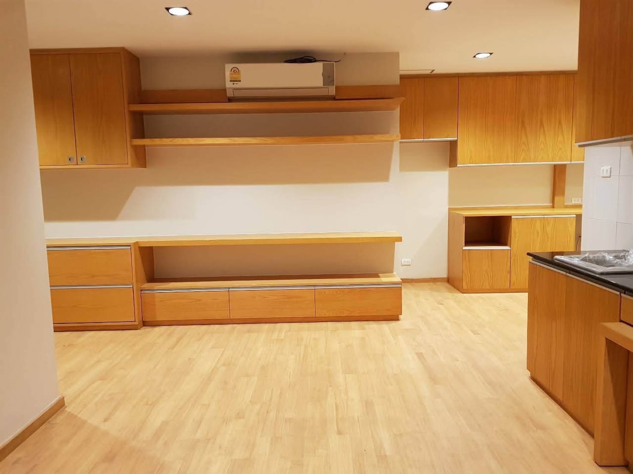 ให้เช่า Condo Thru Thonglor · 1 ห้องนอน 35 ตร.ม. ชั้น 0 แต่งครบพร้อมอยู่ เฟอร์นิเจอร์เครื่องใช้ไฟฟ้าครบ