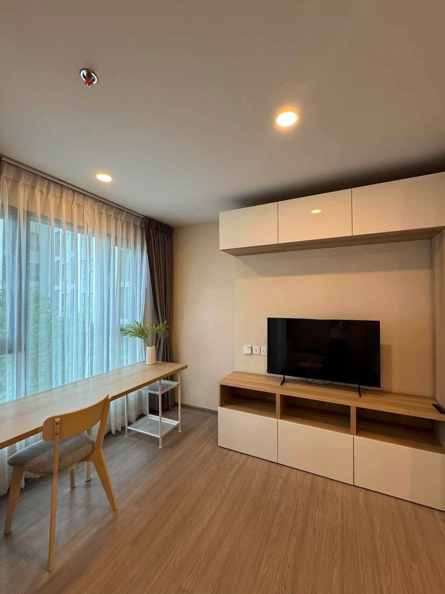 For Rent: Aspire Sukhumvit-Rama 4 · 1 Bedroom, 28 sqm on Floor 10 with Pool View