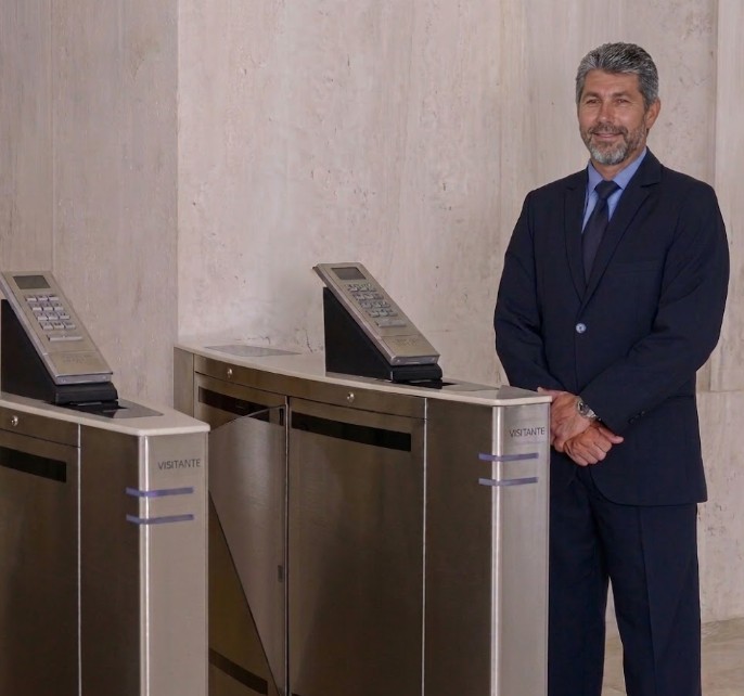 Equipamentos de segurança e controle de acesso moderno