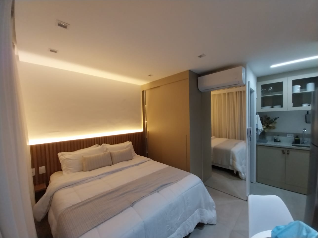 Ambiente planejado com marcenaria requintada