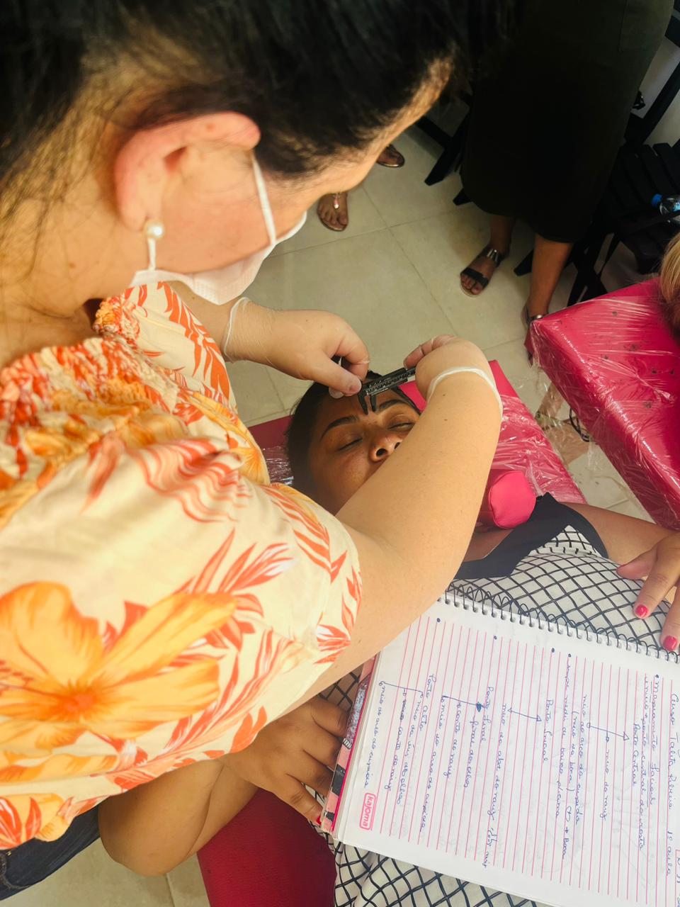 Aula de Sobrancelhas