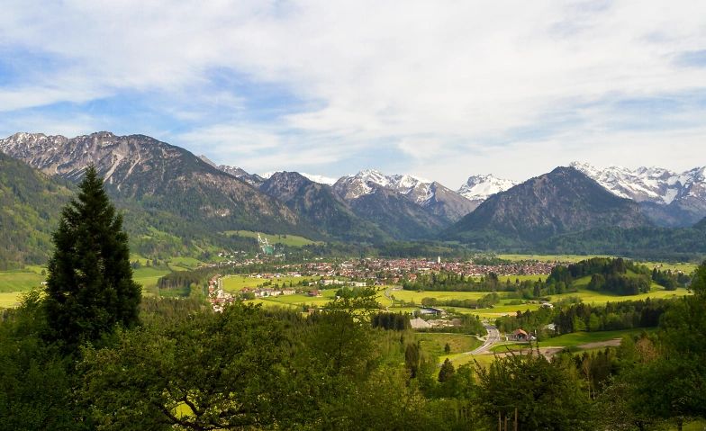 Erlebe tiefe innere Transformation und pure Stille bei unserem Shaktipat-Retreat im wunderschönen Allgäu, wo dich das Seminarzentrum Sonnenstrahl mit kraftvoller Natur und Martin und Ulrike als erfahrene Wegbegleiter in einem geschützten Raum willkommen heissen.