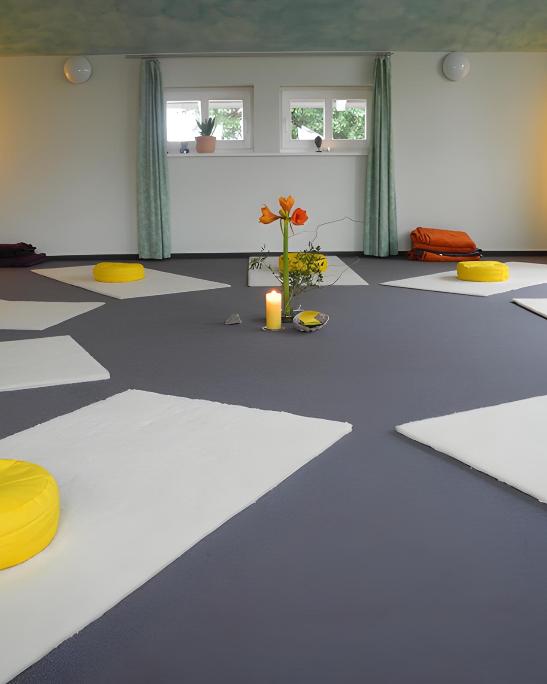 Meditationsraum im Alten Forsthaus Germerode mit Sitzkissen für Achtsamkeit und Selbsterfahrung