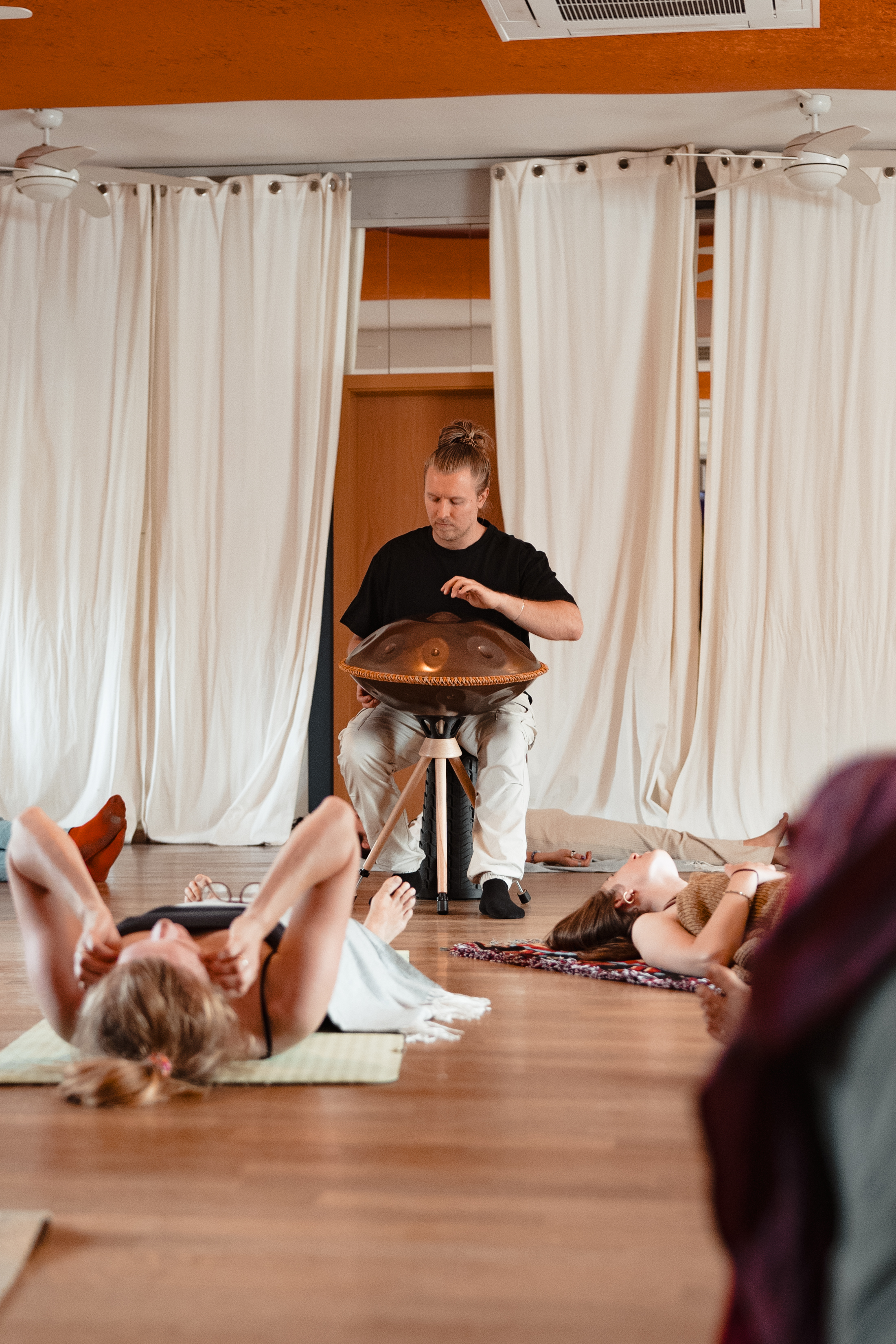 Ein Künstler spielt Handpan für das Sound Healing nach dem Ecstatic Dance.