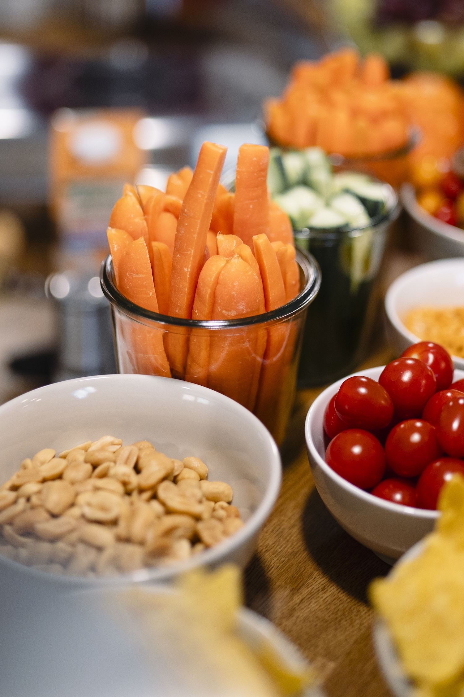 Gesunde und bunte Snacks zieren das umfangreiche Snackbuffet. Gurken, Tomaten, Karotten, Nachos, Nüsse und vieles mehr.