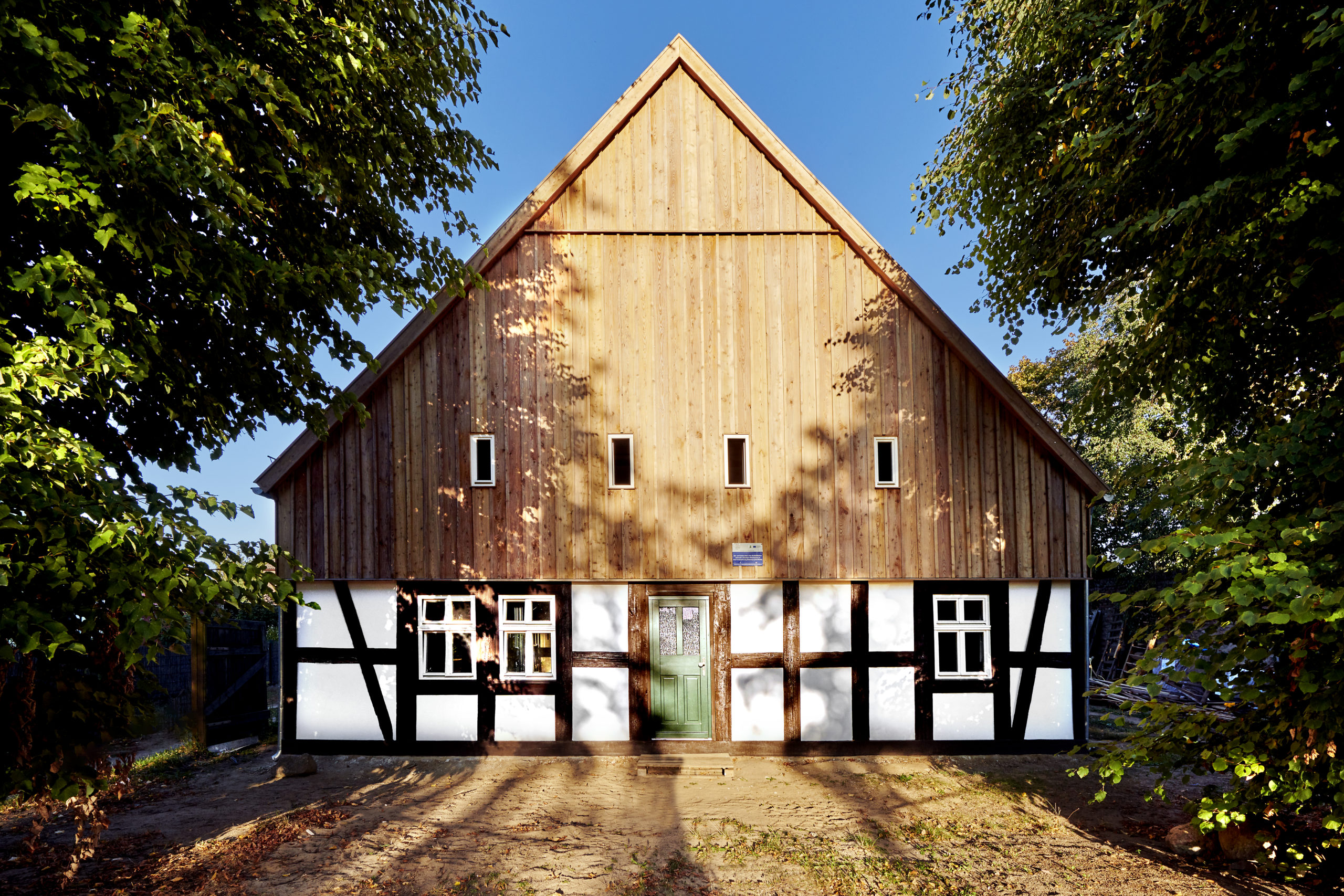 Seminarhaus inmitten der Natur für ein Schweigeretreat mit Meditation, Yoga und bewusster Auszeit.