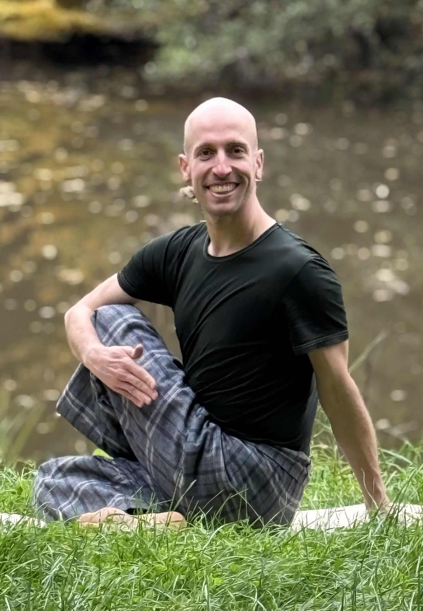Yoga für Männer mit Rückenschmerzen – kraftvolle Drehhaltung zur Entlastung der Wirbelsäule