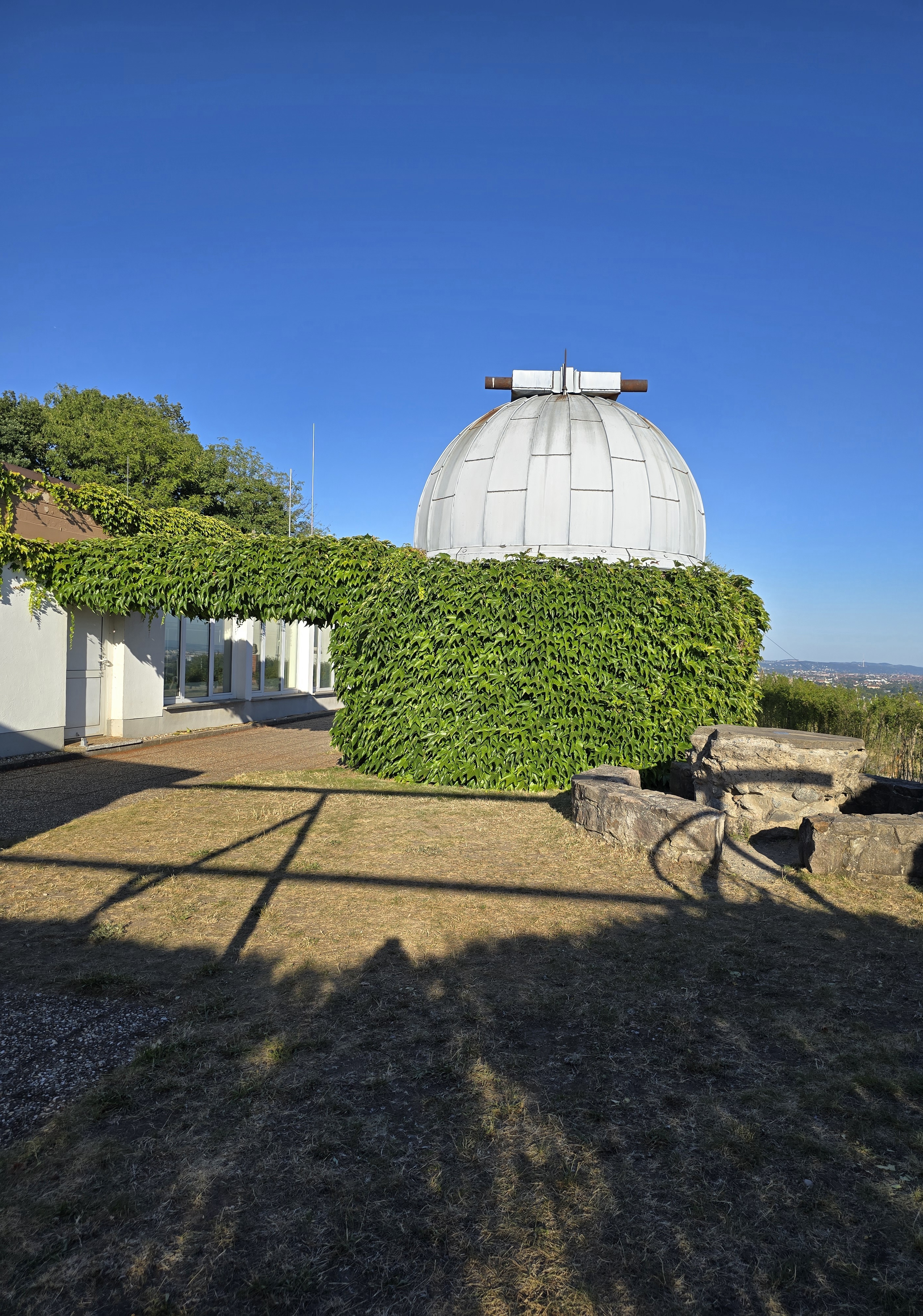 Terrasse an der Sternwarte Radebeul mit Kuppel 