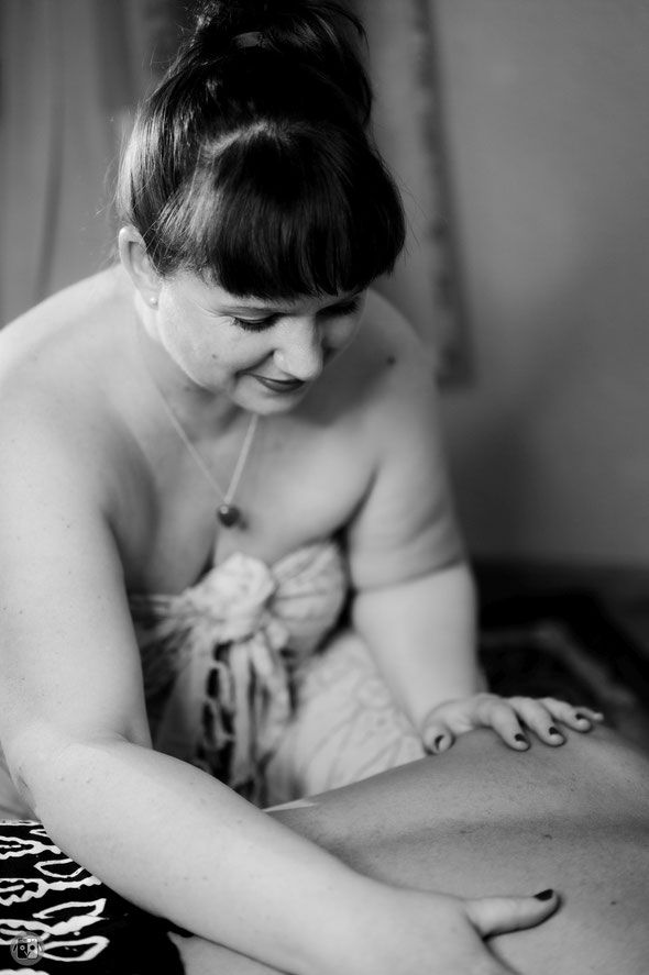 Eine Frau führt eine Massage an einer anderen Person durch.
