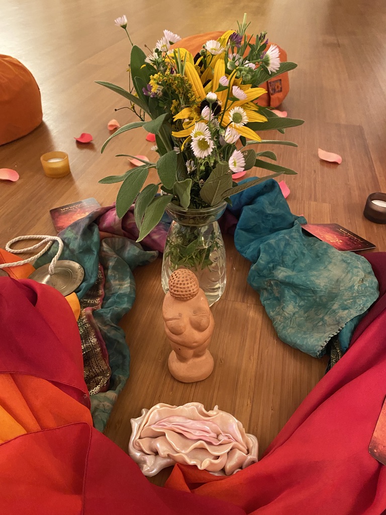 Kreismitte mit Göttin und Blumenstrauß