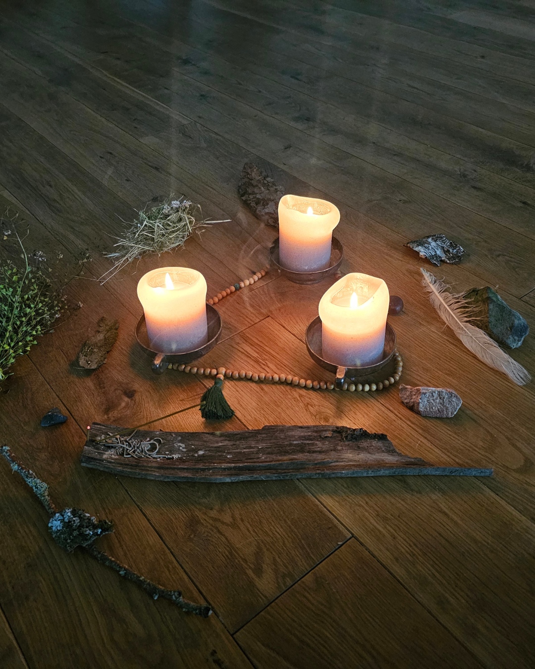 Kerzen und Meditationsmaterial bei einer Abendeinheit des Schweigewochenendes im Alten Forsthaus Germerode