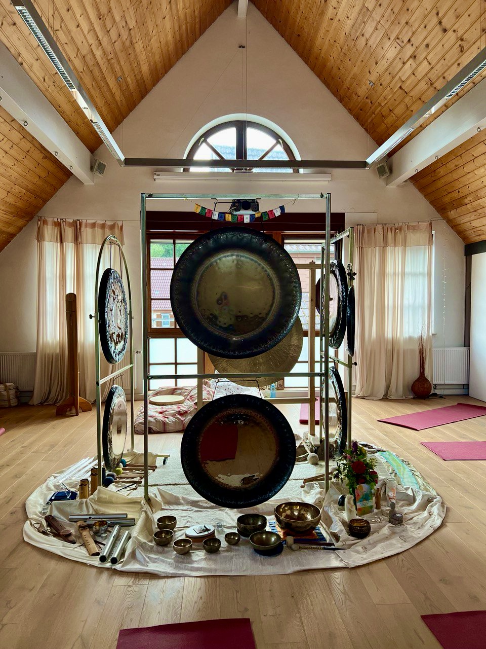 Gongs aufgebaut, vor der Klangnacht