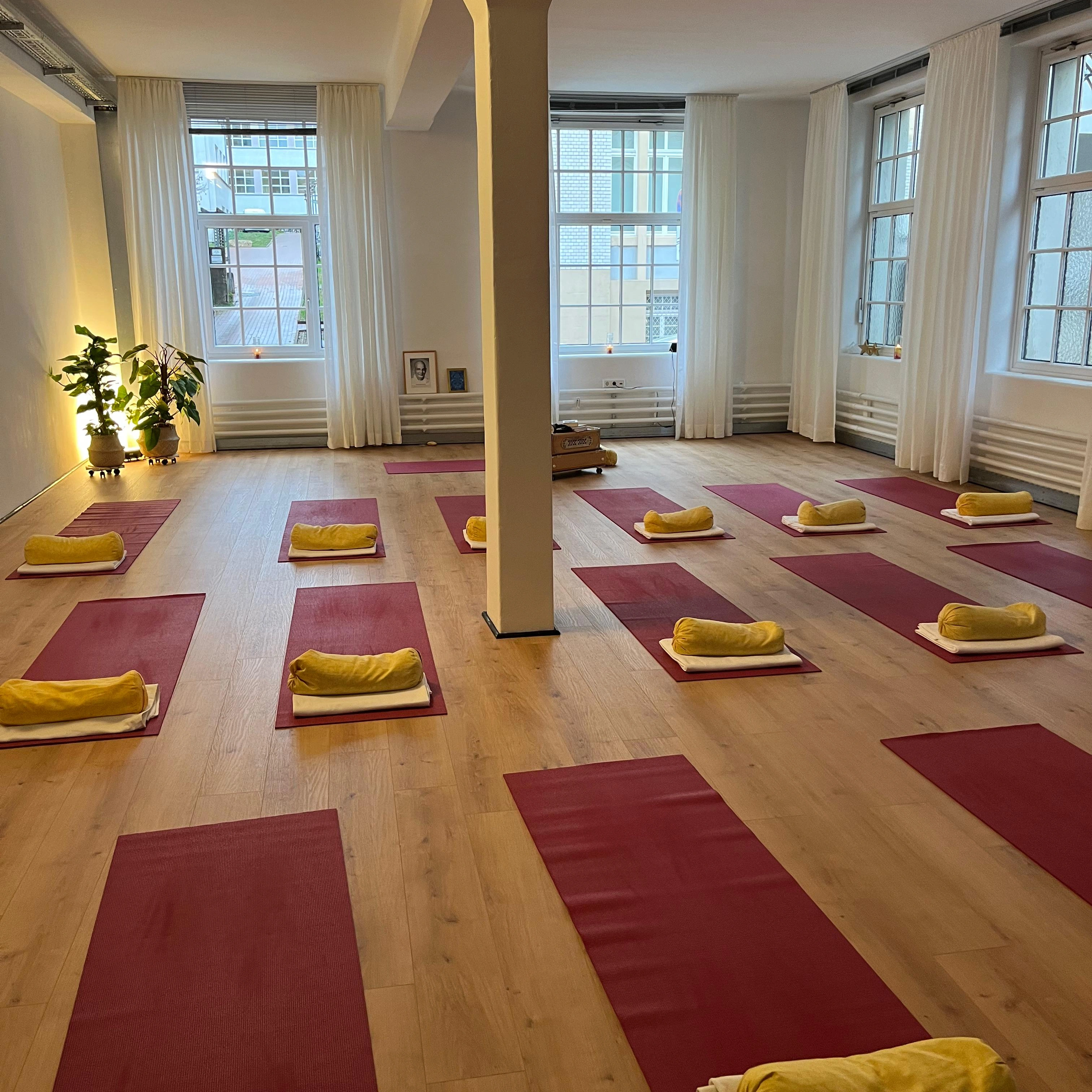 Hatha Yoga (sanft) Die blaue Stunde, photo 2