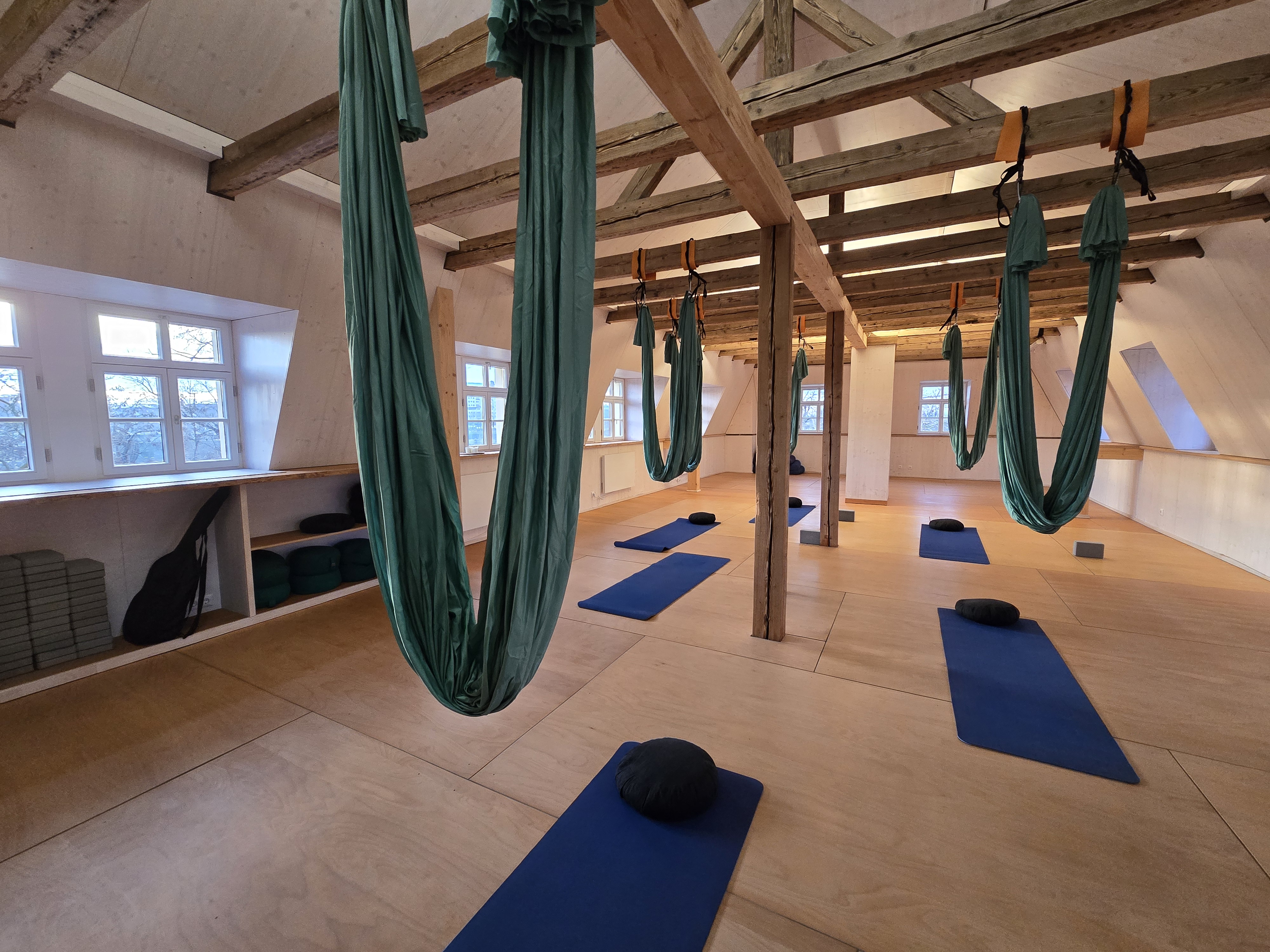 Aerial Yoga Kurs - Schwebendes Tuch für Flexibilität & Innere Ruhe