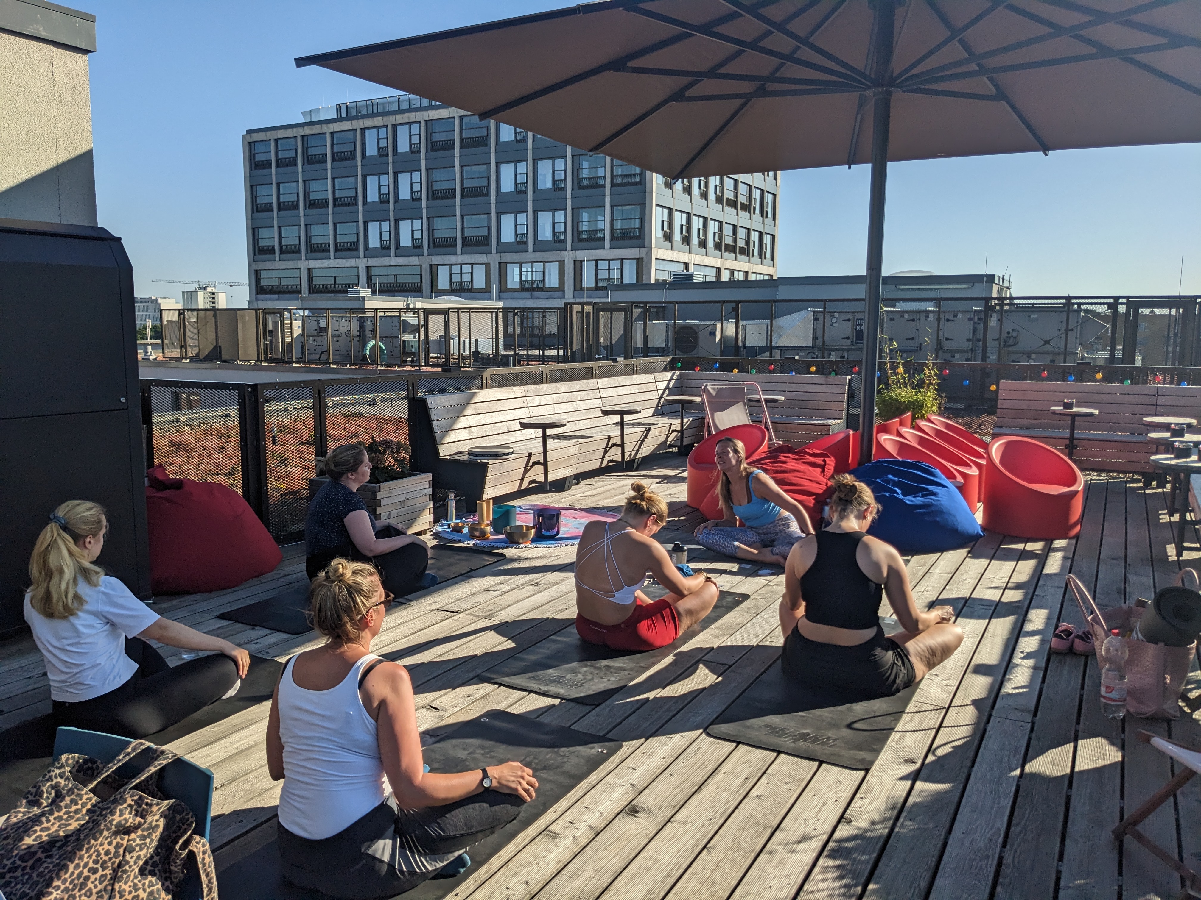 Yoga & Klangmeditation: Mini-Auszeit auf der Dachterrasse in Berlin Mitte
