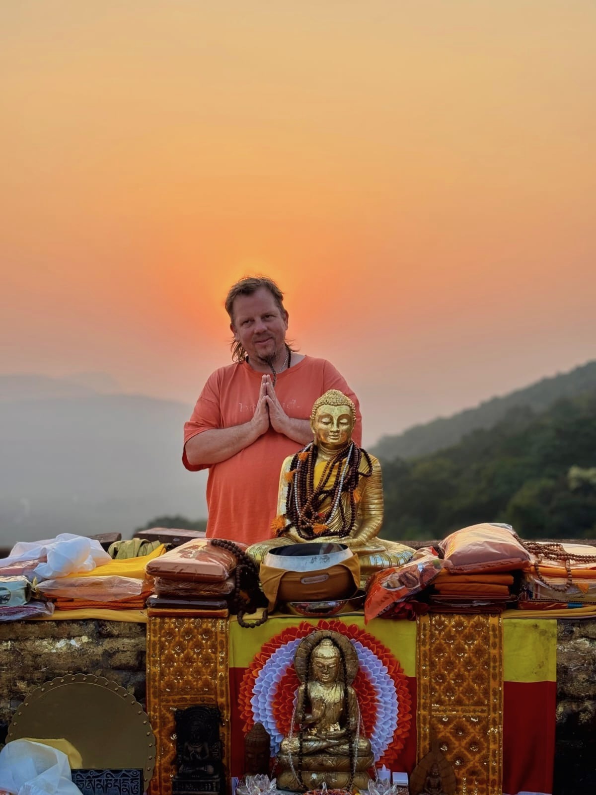 Theo und Buddha vor dem Sonnenuntergang in Indien