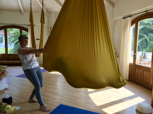 Berührungen im Yogatuch mit Klangentspannung