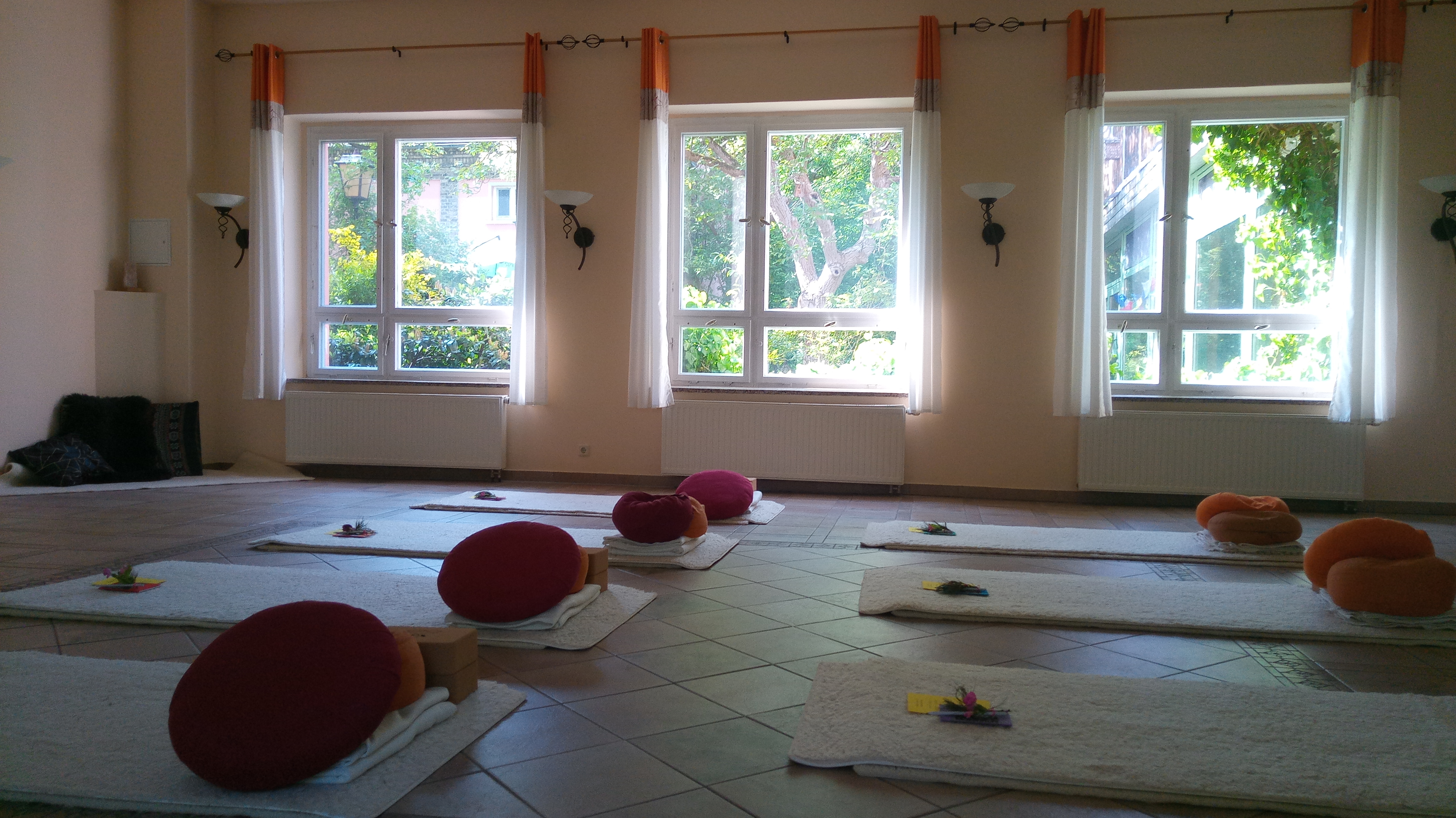 Heller Meditationsraum für ein Schweigeretreat mit Meditation, Yoga und stiller Einkehr.