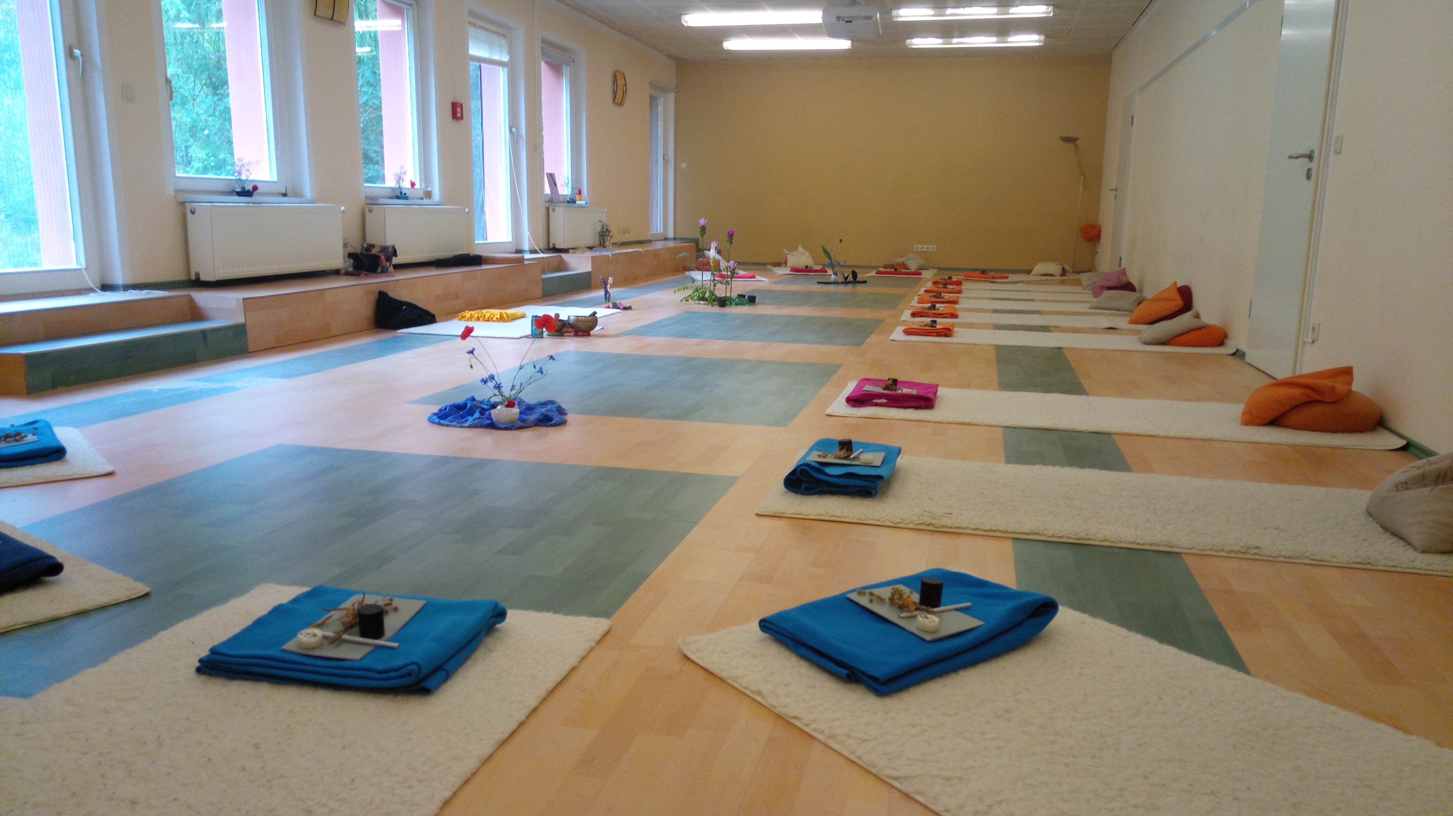Meditationskissen und Yogamatten laden zu gemeinsamer Meditation und Achtsamkeit im Retreat ein.