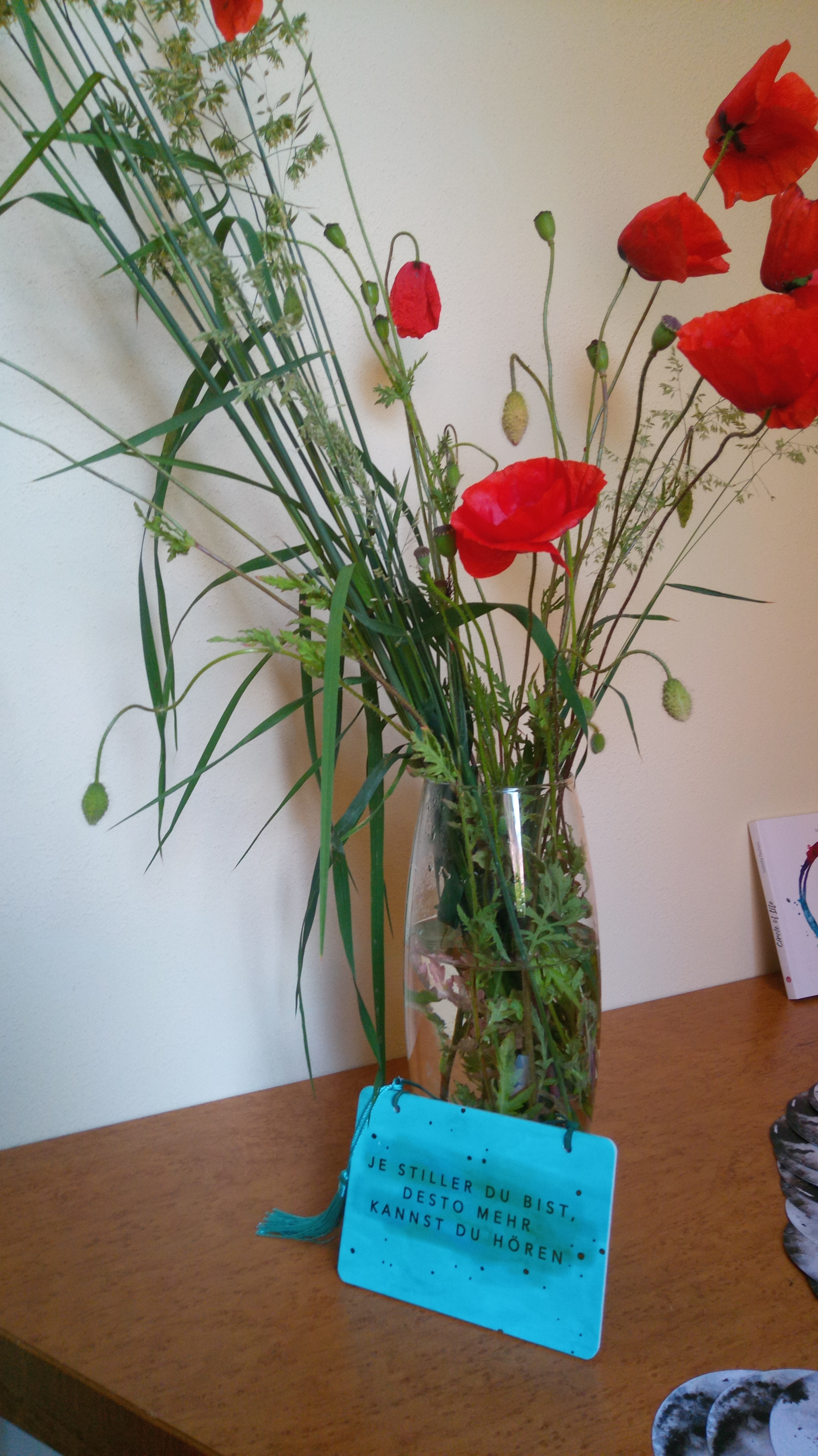 Frische Blumen schaffen eine ruhige und achtsame Atmosphäre im Seminarhaus des Retreats.