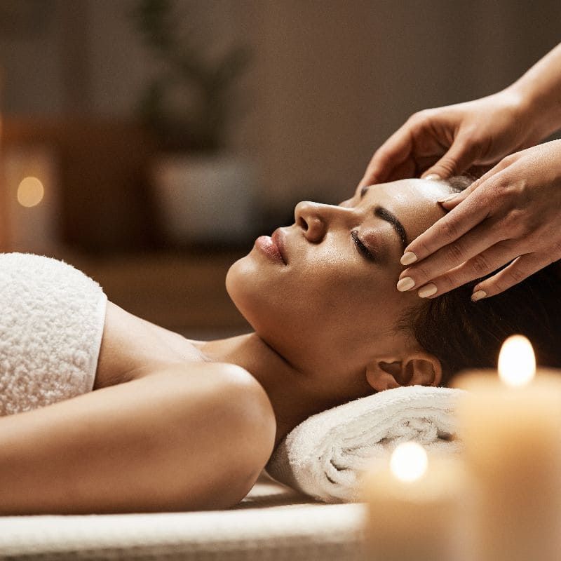 Frau bei einer Ayurveda Massage