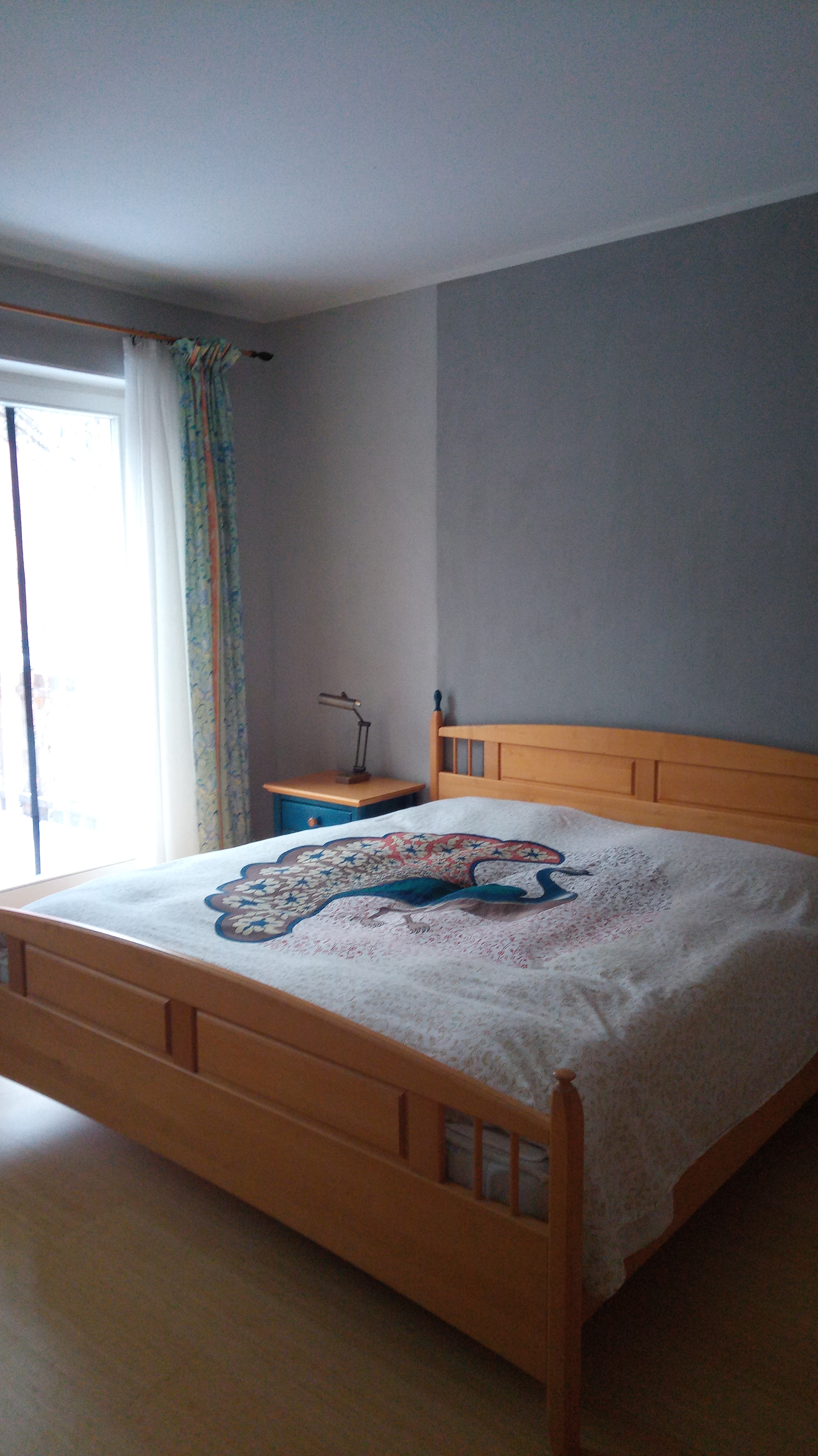 Ruhig eingerichtetes Gästezimmer im Seminarhaus für die Übernachtung während des Retreats.