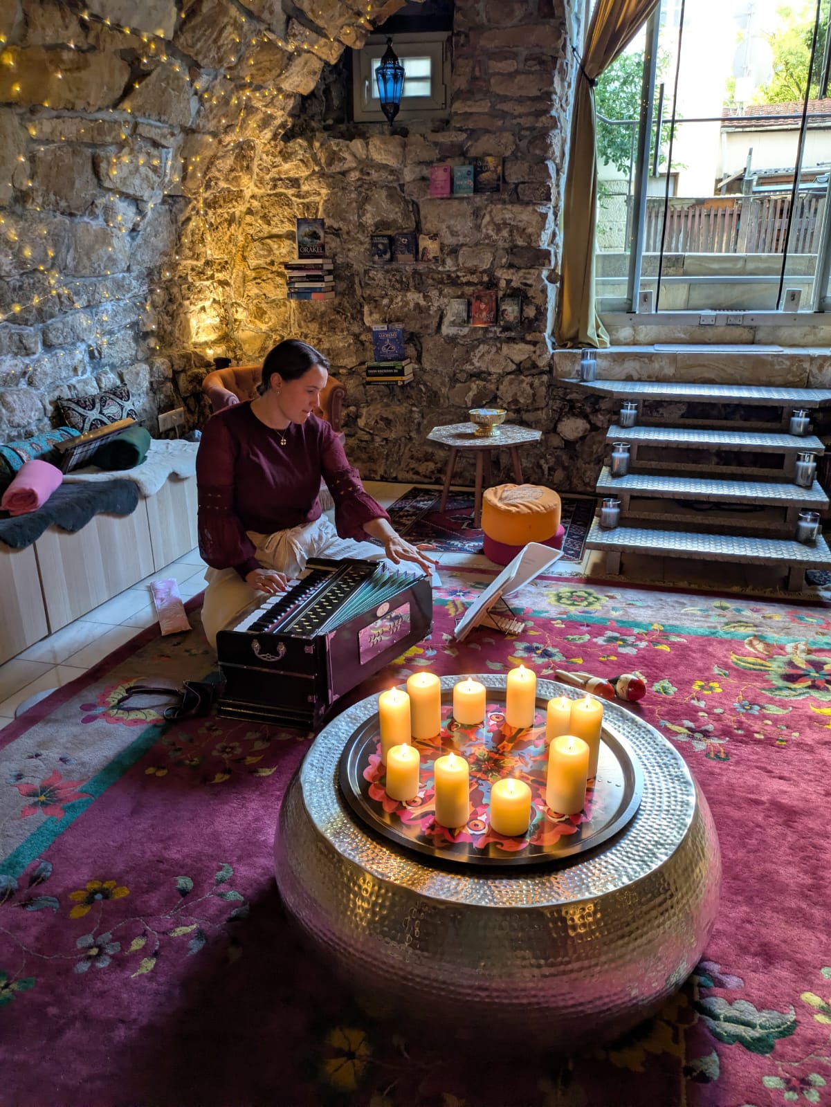 Linda mit dem Harmonium im InnSaei