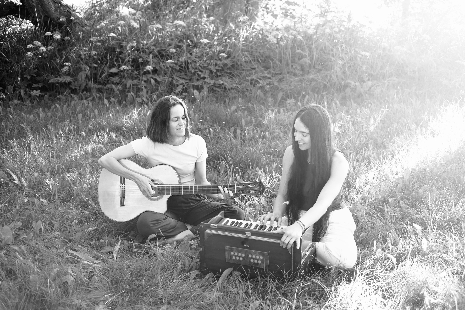 Zwei Frauen beim Singen. 
