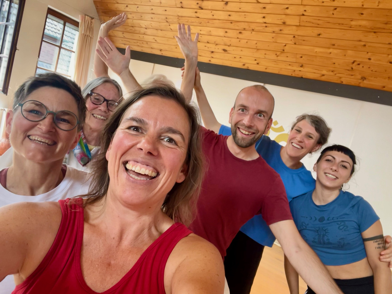 Helen Rupp, Leiterin der Biodanza-Schule SRT Stuttgart-Reutlingen-Tübingen, mit fünf weiteren Teilnehmenden bei einem gemeinsamen Selfie im Seminarraum.
