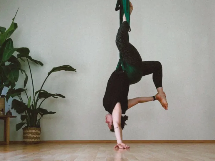 Aerial Yoga in English 