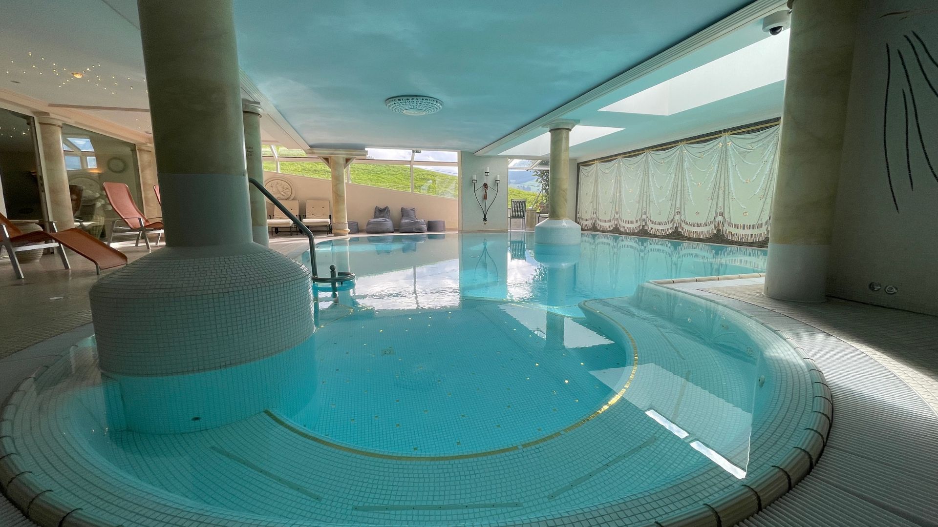 Das Schwimmbad im Almhof Rupp