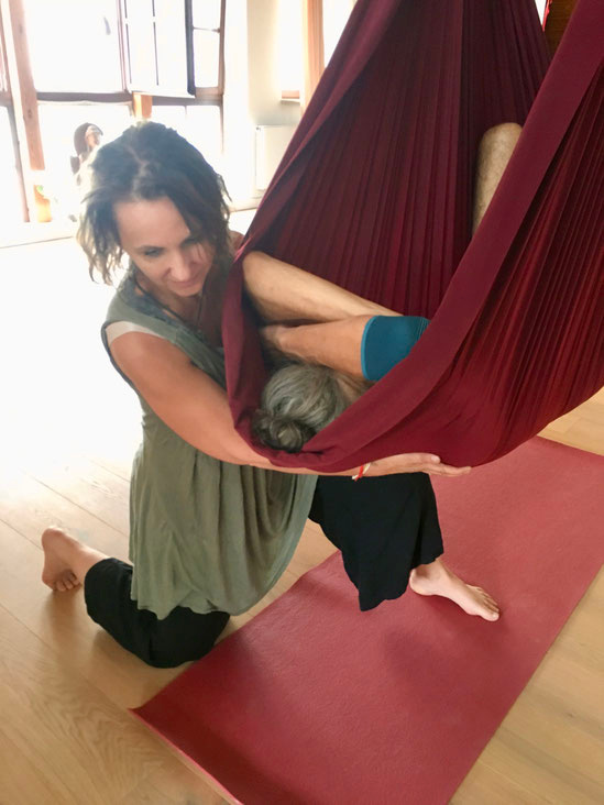 Berührungen im Yogatuch mit Klangentspannung, photo 3