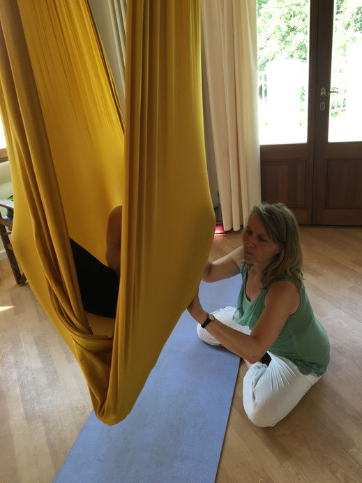 Berührungen im Yogatuch mit Klangentspannung, photo 4