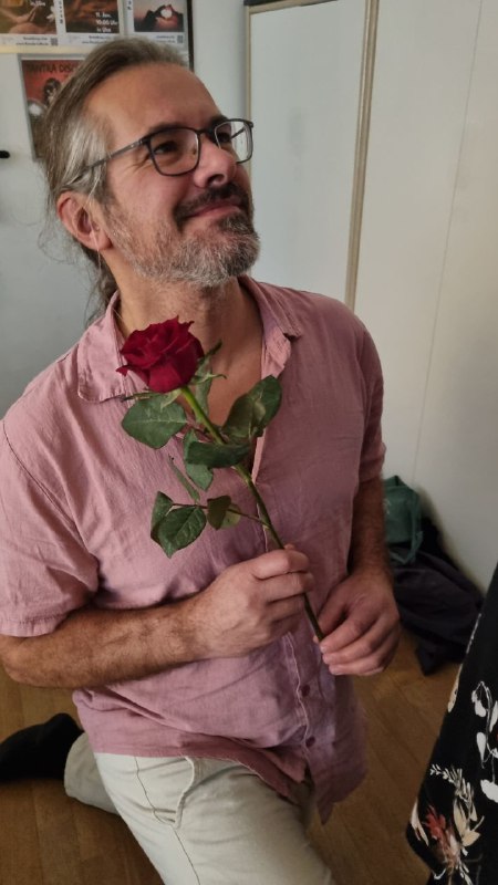 Mann mit Rose