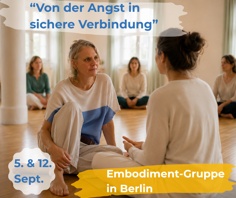 Körpertherapeutin Christina Wilde begleitet Teilnehmerinnen bei einer Embodiment-Übung in einer Gruppe in Berlin.“