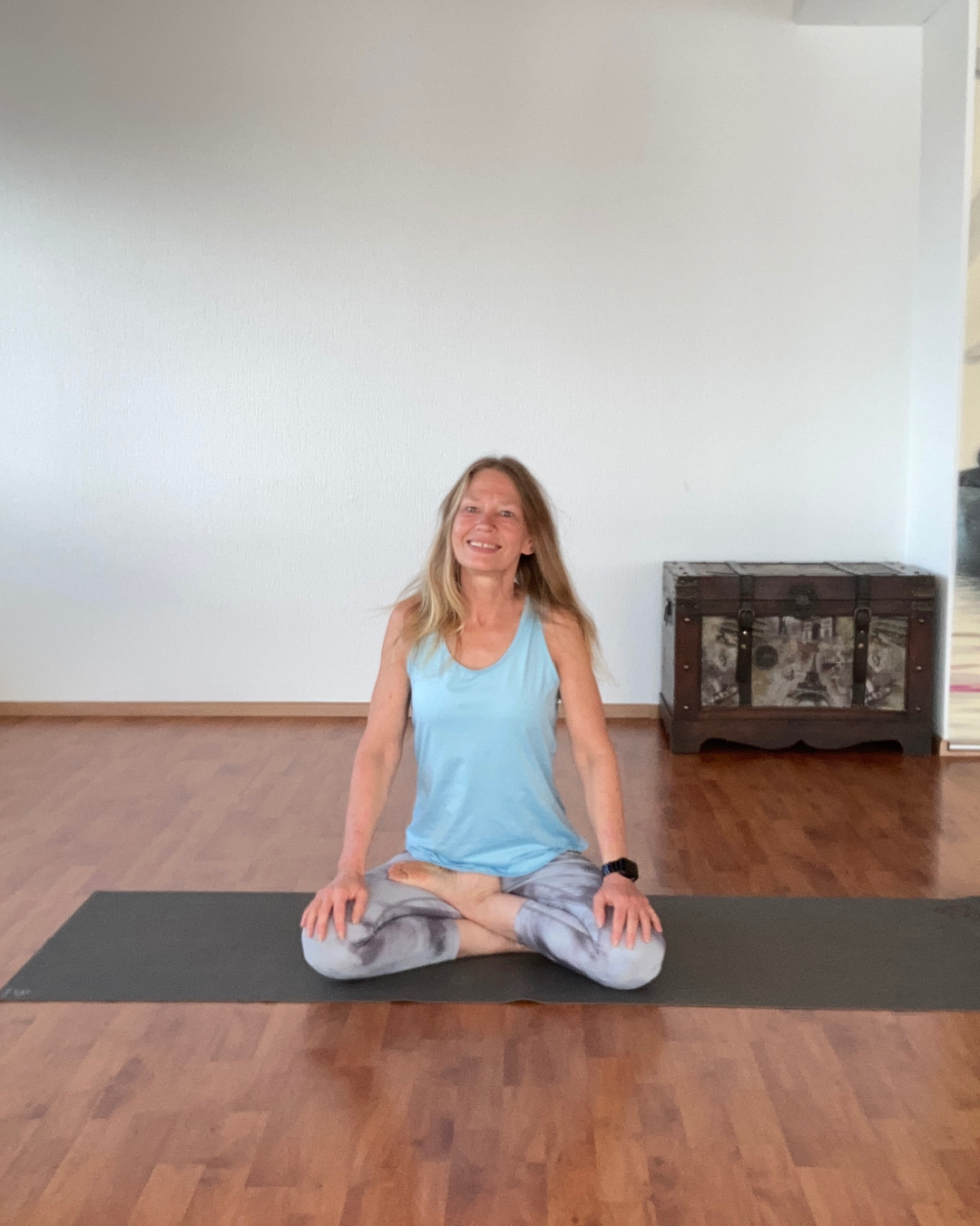 Im Yoga symbolisieren  wir mit den fließenden Bewegungen den Fluss des Lebens, photo 5