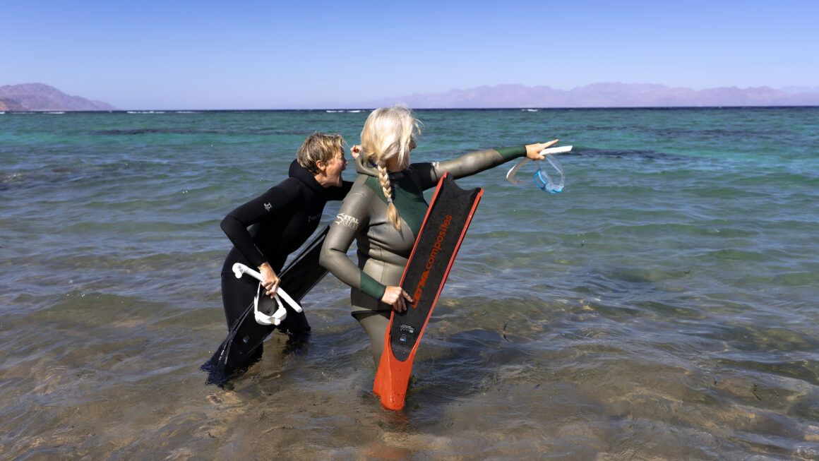 Michèle und Nina, Initiatoren des Projektes THE BLUE PAUSE im Roten Meer auf dem Weg ins Wasser in Eel Garden für einen Fundive