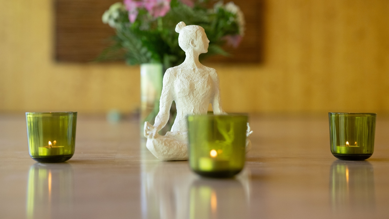 Meditationsraum mit Kerzen und Meditationsfigur beim Selbstmitgefühl-Seminar im Kleinwalsertal