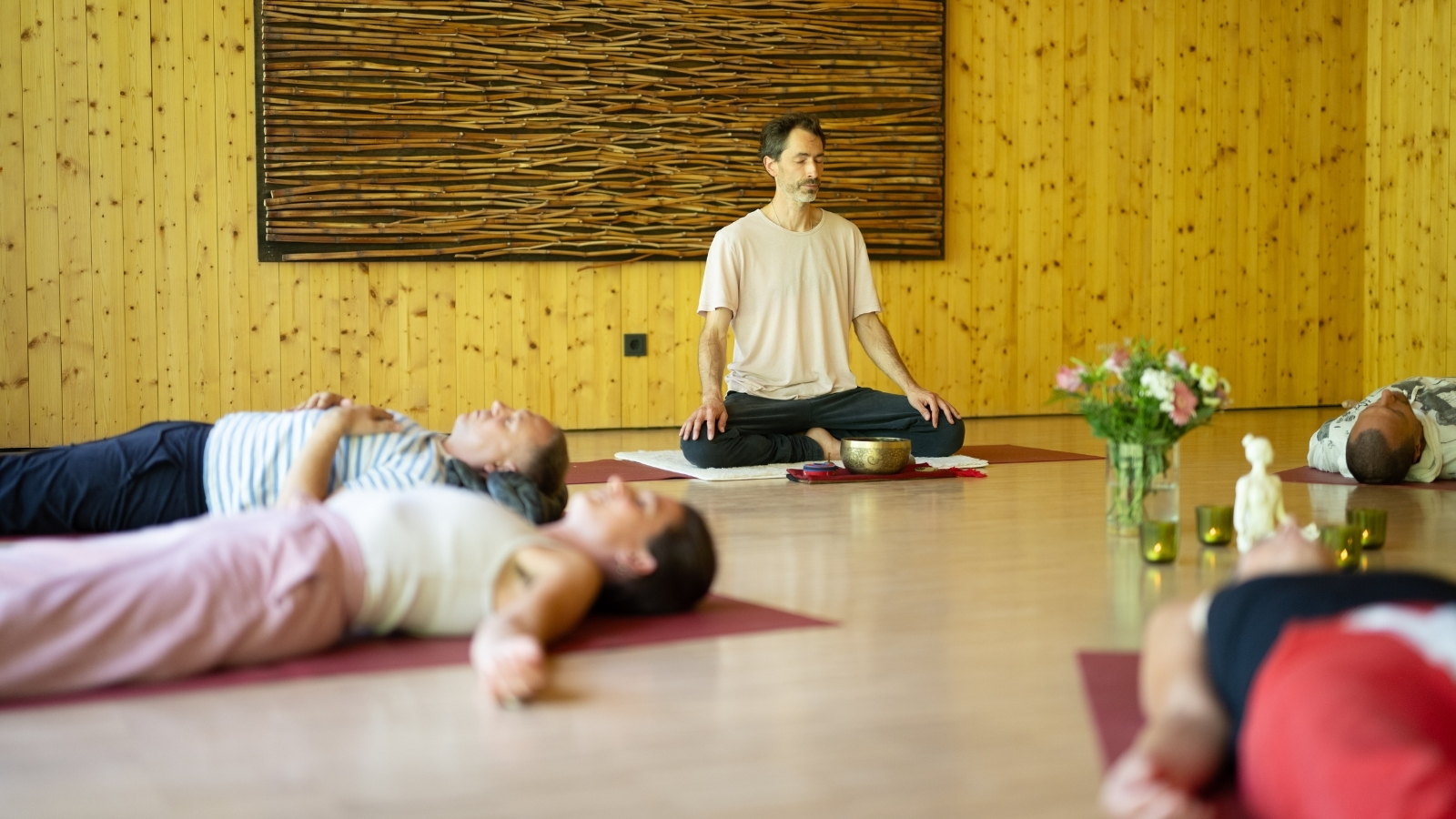 Geführte Achtsamkeits- und Meditationsübung in einer Seminargruppe im Kleinwalsertal