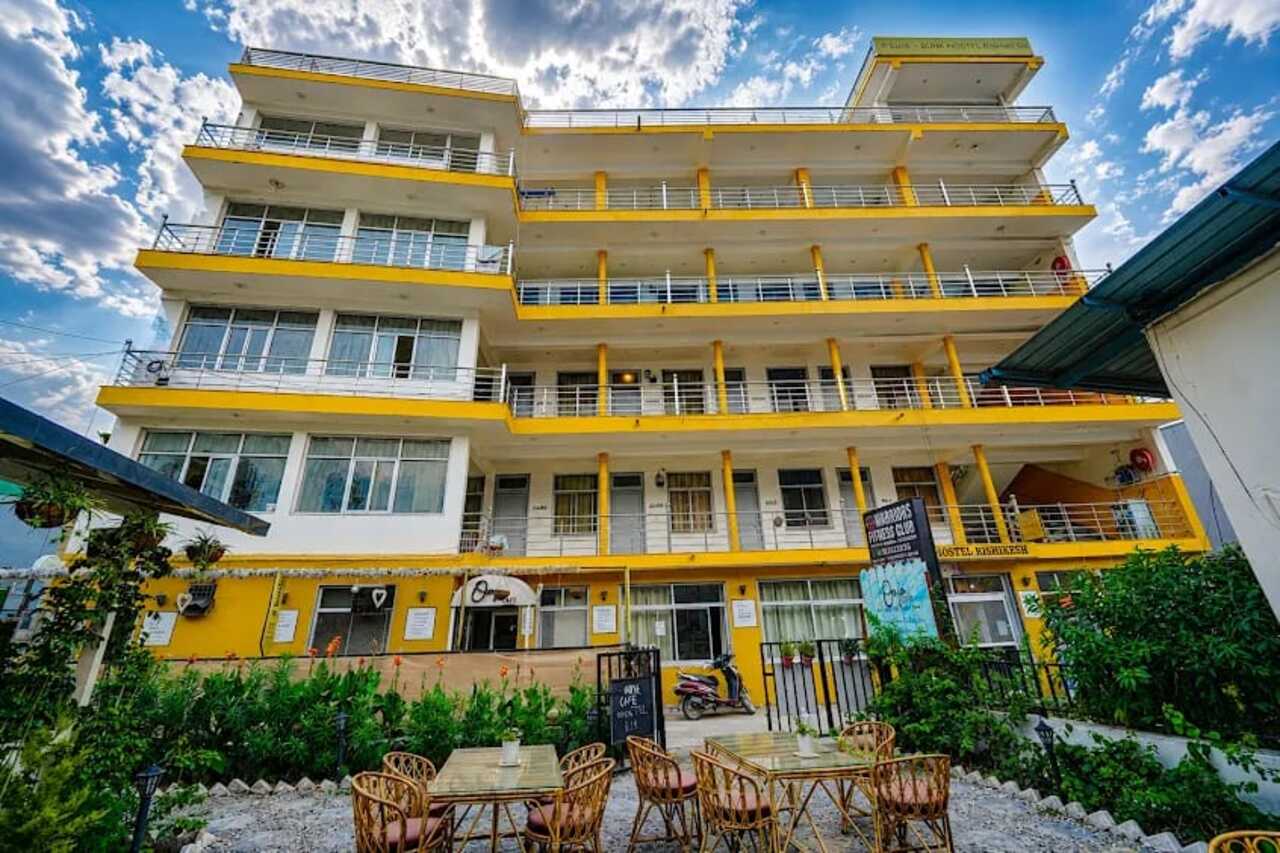 Bunk Hostel Rishikesh / Omya Cafe backdrop