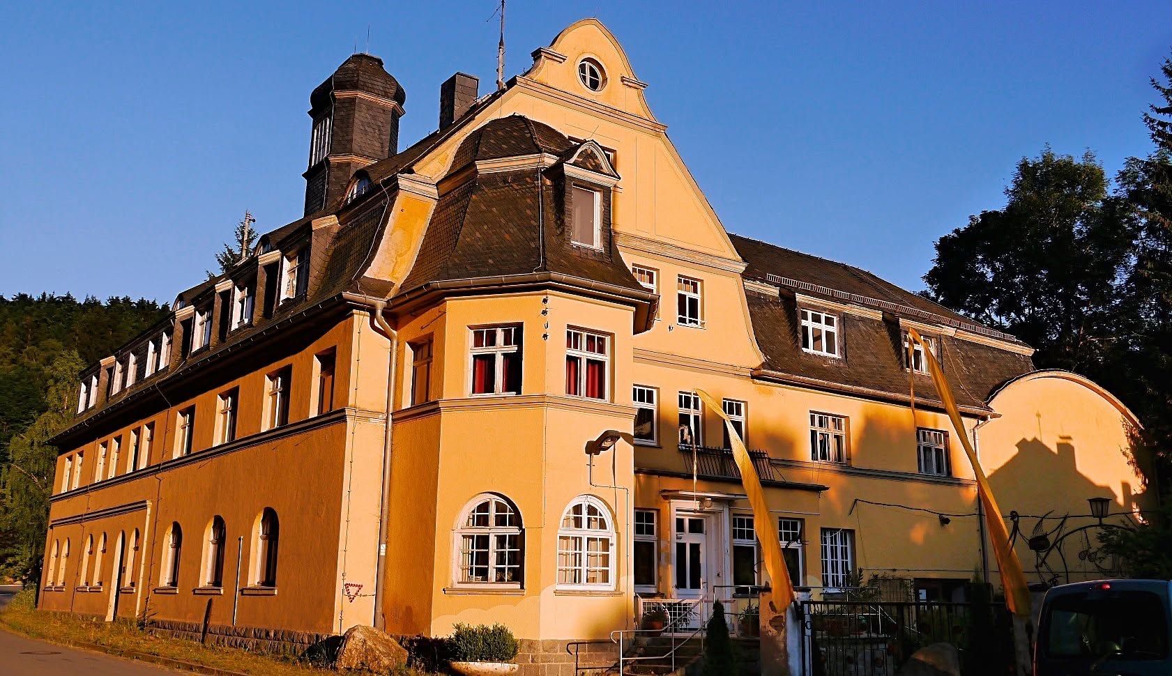 OSHOStadt Zschachenmühle backdrop